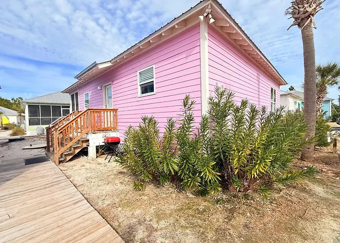 Charming Retreat 3 Bedroom House With Private Entrance *
