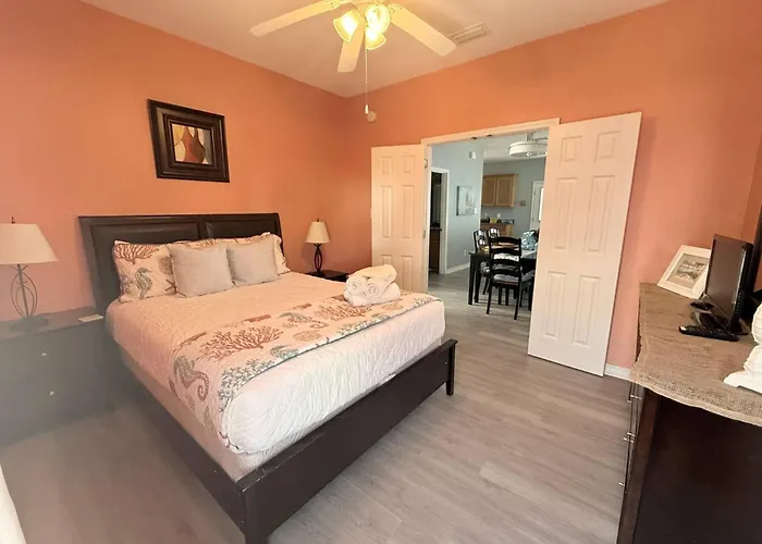 Charming Retreat 3 Bedroom House With Private Entrance *