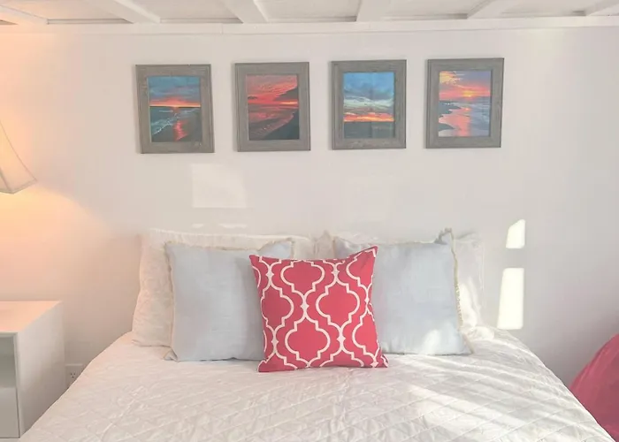 Charming Retreat 3 Bedroom House With Private Entrance *