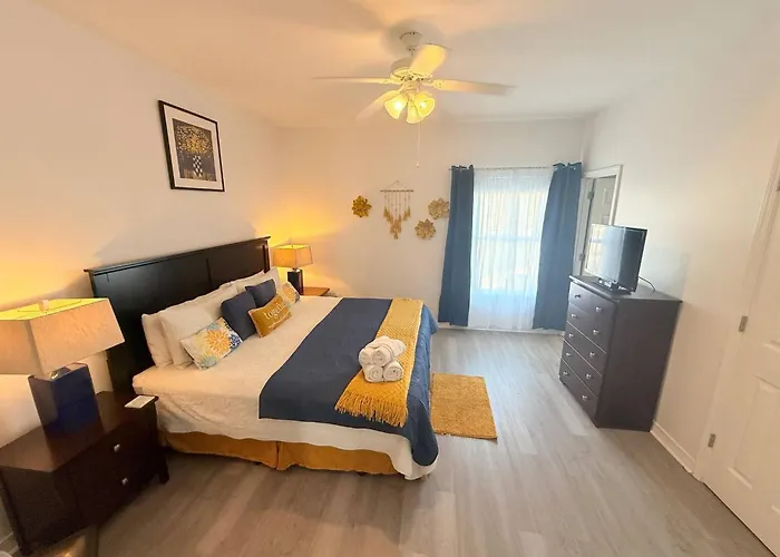 Charming Retreat 3 Bedroom House With Private Entrance *