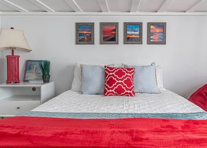Charming Retreat 3 Bedroom House With Private Entrance *