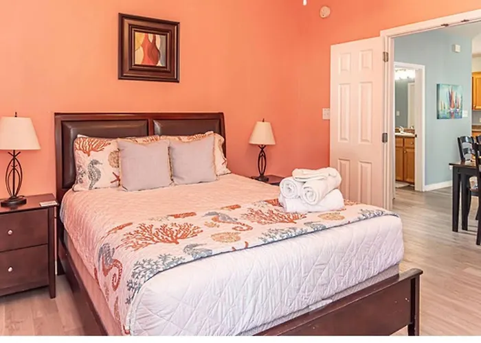 Charming Retreat 3 Bedroom House With Private Entrance *